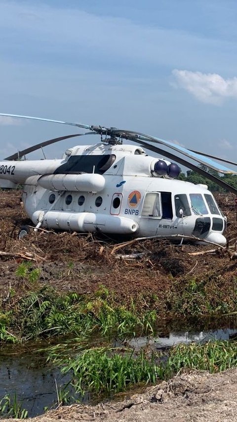 Helikoter BNPB Mendarat Darurat di Area Terbuka Kotawaringin Barat