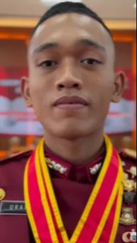 Potret Anak Mantan Kapolri Peraih Adhi Makayasa 2023 Usai Dilantik Jokowi, Pose sama Ortu & Sosok Wanita Cantik