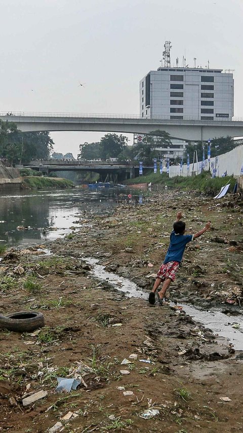 FOTO: Fenomena El Nino Bikin Sungai Ciliwung Nyaris Kering, Kondisinya Banyak Sampah