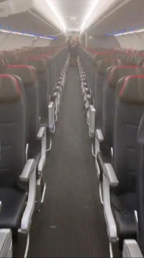 This Man Is The Only Passenger On The Plane After Waiting For 18-Hour Delay