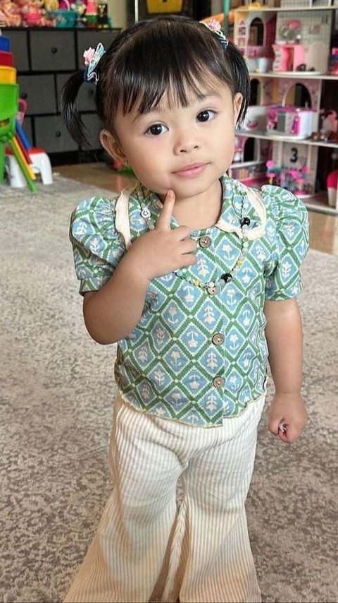 Baby Ameenna Tampil Cantik dan Modis Pas Mau Sekolah, Outfitnya Buat Netizen Terpesona