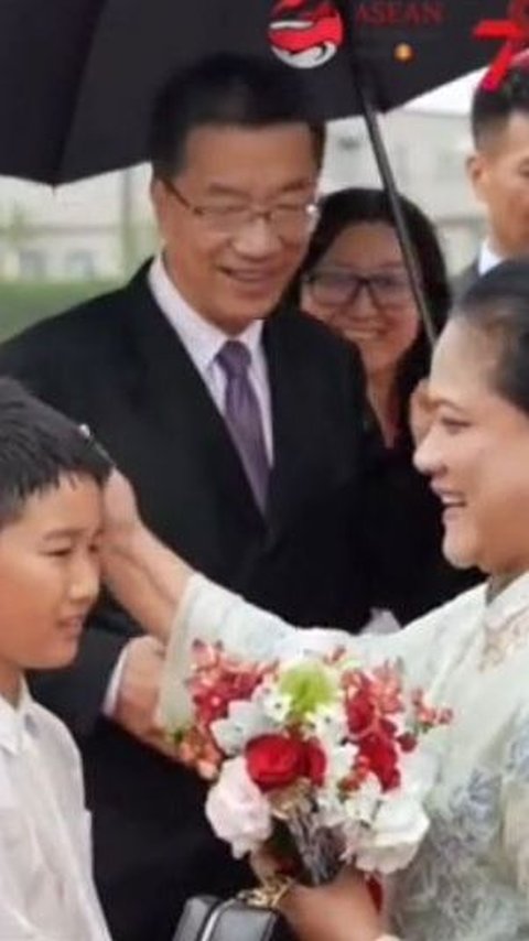Tunjukkan Kasih Sayang pada Anak yang Beri Sambutan di China, Aksi Ibu Iriana Tuai Pujian