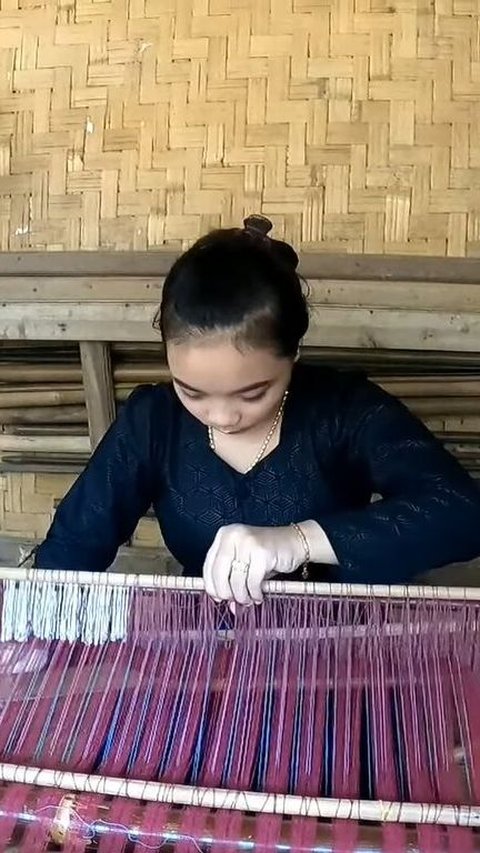 Cantiknya Gadis Baduy saat Menenun Kain, Sudah Belajar Sejak Usia 5 Tahun