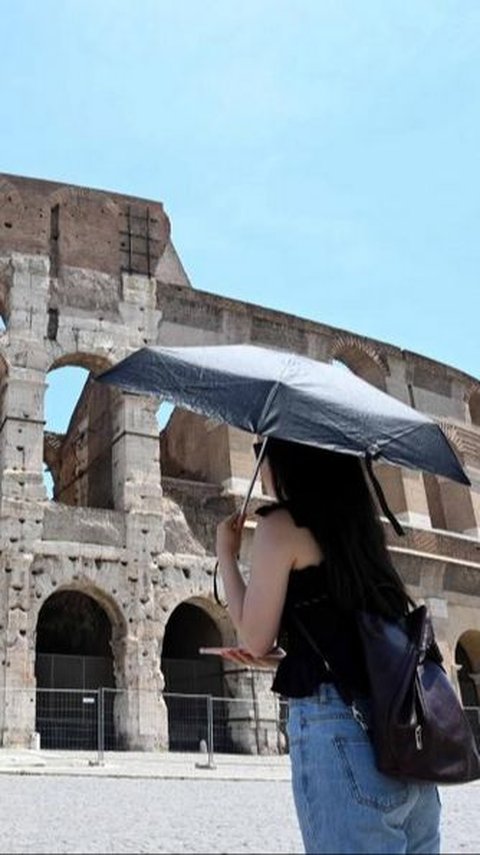 Dozens of Tourists Pass Out in Colosseum After Italy Hit by Heat Wave