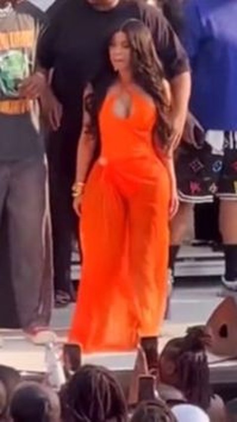 Cardi B Threw a Mic at Fans After They Threw Drinks at Her