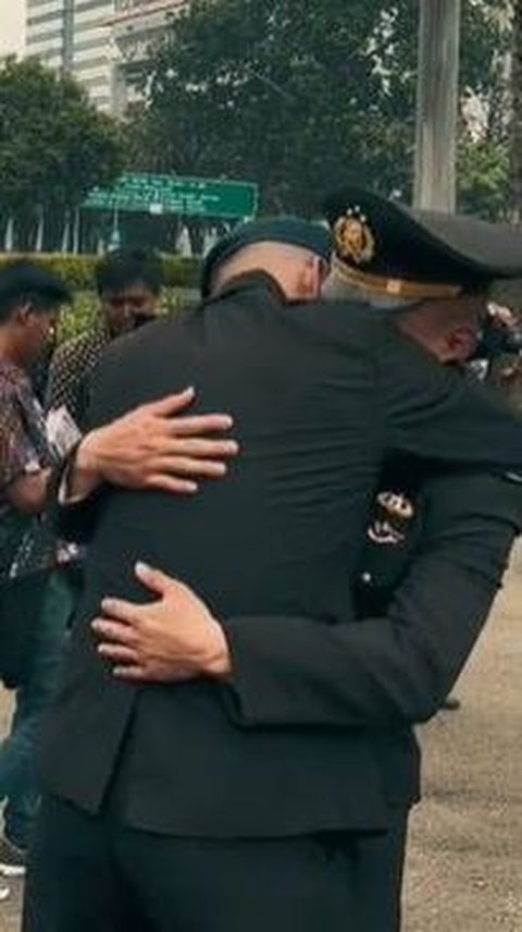 Momen Haru 'Adikku Komandanku', 3 Saudara Kandung jadi Polisi Kakak Bintara Hormat ke Adik Perwira