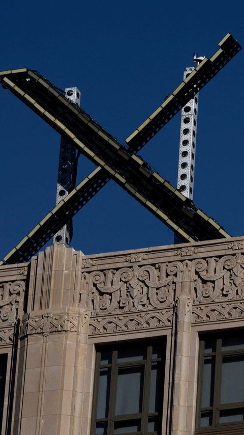 FOTO: Logo 'X' Raksasa Pengganti Twitter Berdiri di Atas Gedung Kantor Pusat di San Francisco