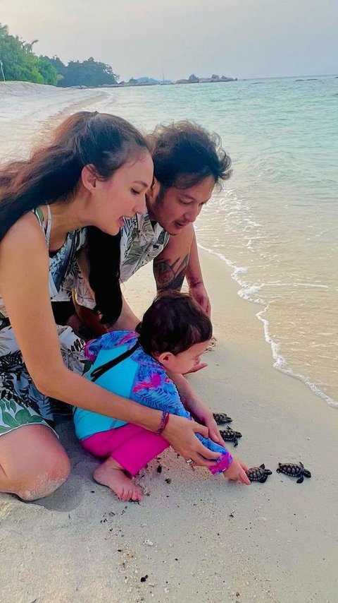 10 Momen Lucu Baby Djiwa Anak Nadine Chandrawinata saat Melepas Tukik ke Laut, Lihat Reaksinya Gemesin Banget!