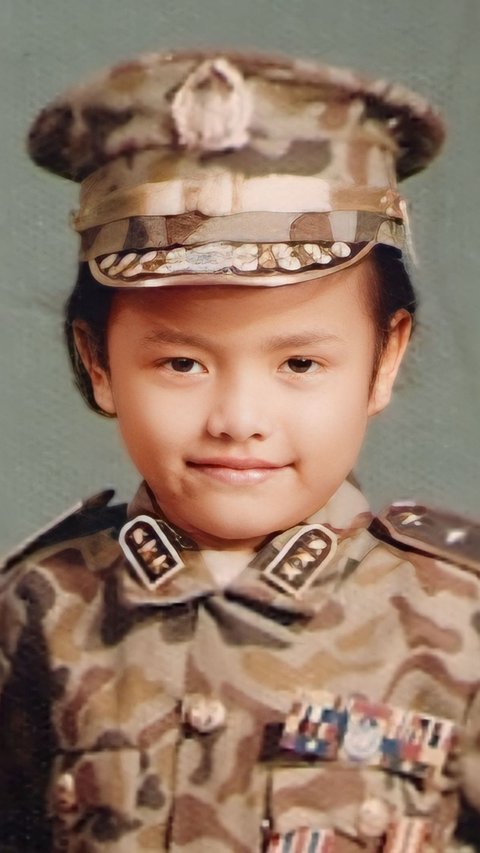 Boy in TNI uniform is now a famous band vocalist, can you guess?