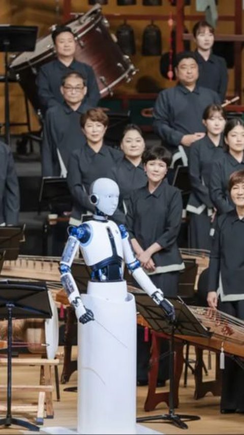 Android Robot Leads an Orchestral Group in Seoul