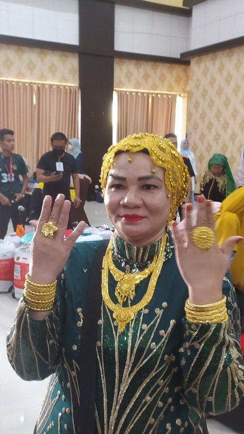 Semringah Jemaah Haji Tiba di Makassar, Tampil Glamor & Berkilau Pakai 180 gram Emas