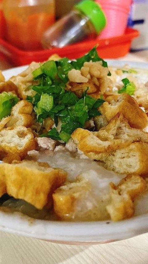 Lezatnya Bubur Ayam Ko Iyo, Jadi Spot Kuliner Legendaris di Tangerang