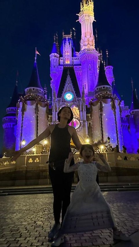 10 Momen Keseruan Acha Septriasa dan Keluarga Jalan-jalan di Disneyland Jepang
