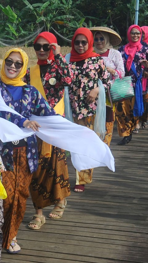 FOTO: Lenggok Walikota dan Istri di Fashion Show Mulyaharja Fest 2023