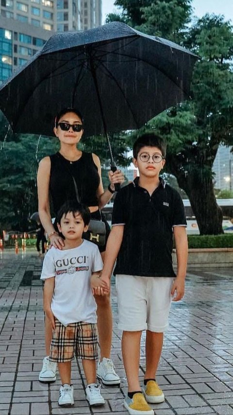 Duo Ganteng! Potret Azka dan Arkana Anak Laki-laki Nikita Mirzani Liburan di Korea Selatan Curi Perhatian