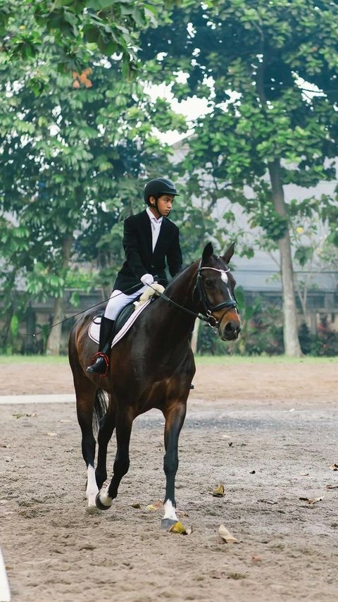 Potret Betrand Peto saat Ikuti Lomba Berkuda, Dapat Dukungan Penuh dari Keluarga