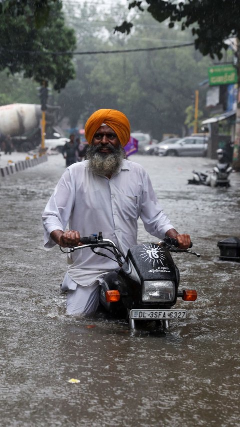 FOTO: Banjir Lumpuhkan New Delhi Usai Dua Hari Diguyur Hujan Lebat, 9 Dilaporkan Tewas