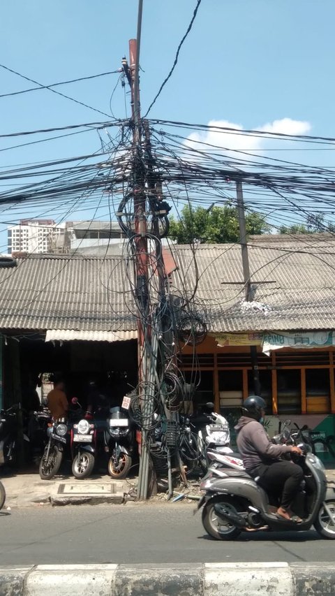Potret Jalanan Jakarta Terlilit Kabel Semrawut