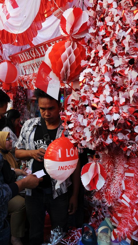 FOTO: Antusiasme Warga Berburu Aksesoris Merah Putih Jelang Hari Kemerdekaan RI