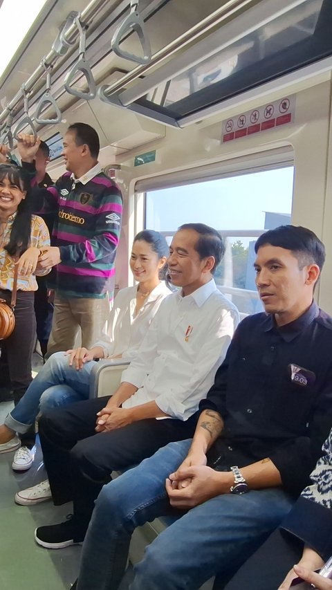 Keseruan Jokowi Ajak Chelsea Islan, Cak Lontong hingga Desta Jajal LRT Jabodebek