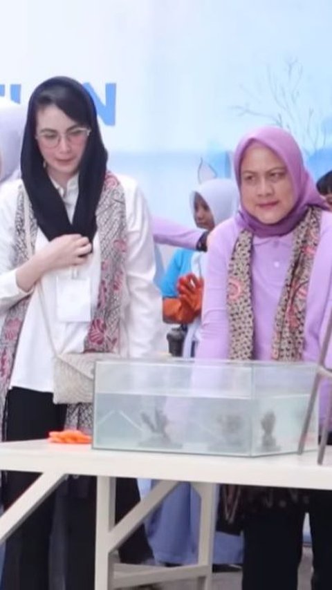 Potret Cantik Arumi Bachsin Dampingi Ibu Negara saat Agenda Dinas di Banyuwangi, Penampilannya Curi Perhatian