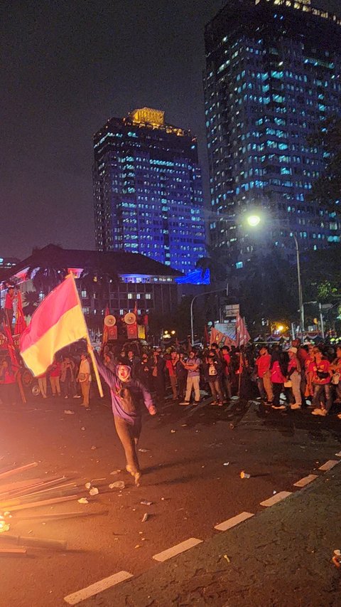 Massa Buruh Bertahan di Patung Kuda Monas hingga pukul 23.00, Gelar Orasi Menunggu Bertemu Jokowi