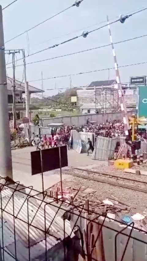 Pedagang Pasar Rangkasbitung Bongkar Paksa Penutup Perlintasan Kereta Api