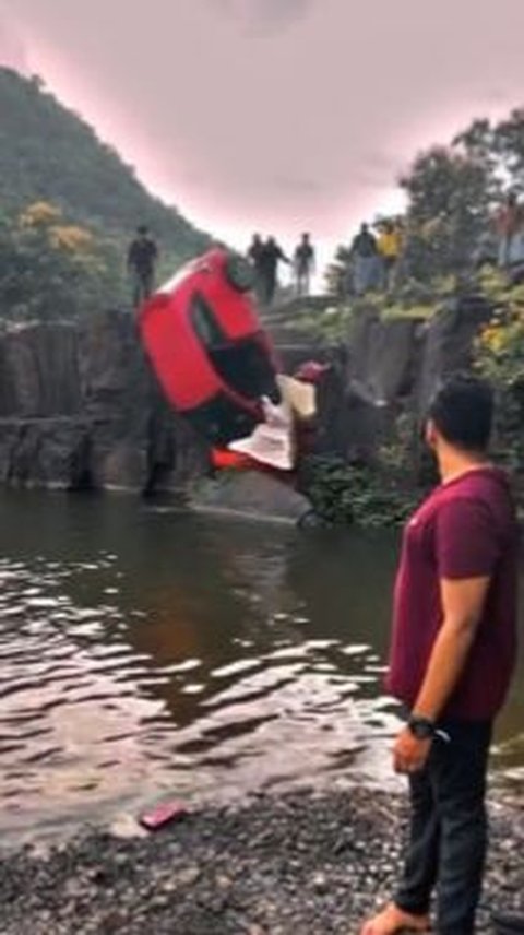 Viral Video of Car Dramatically Fall Into a Pond, People Panicked