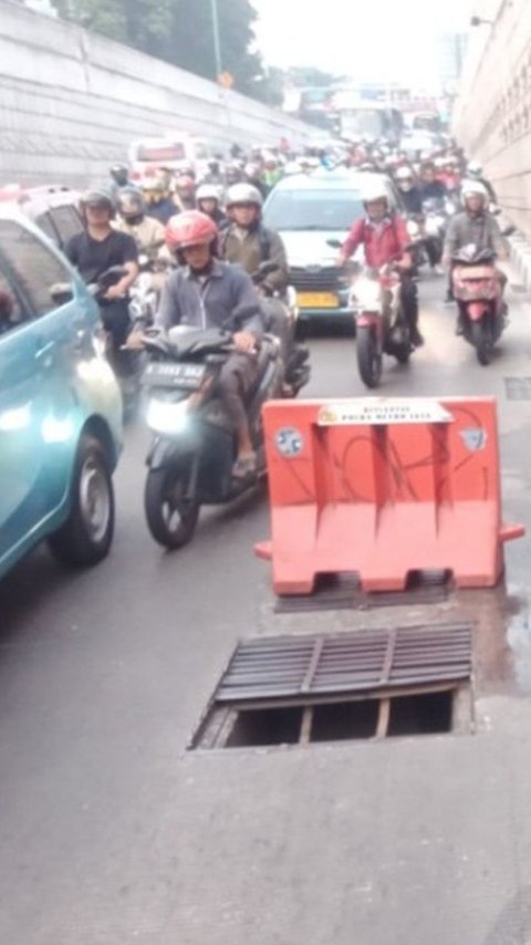 Jalan Mampang Prapatan Macet Parah, Diduga Akibat Penutup Gorong-Gorong Hilang Dicuri