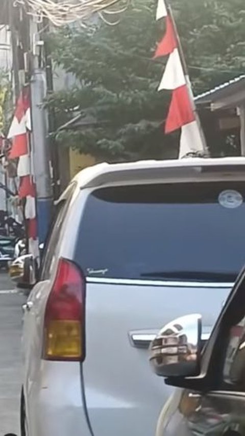 Wanita Ini 'Sarkasme' Viralkan Banyak Mobil Parkir di Pinggiran Jalan Sempit, ada Banner Menyindir Isinya begitu Menohok