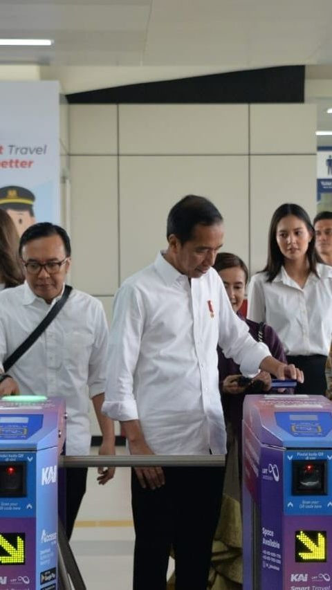 Momen Lucu Jokowi Salah Masuk Usai 'Tap' Kartu LRT, Ari Lasso yang Kebingungan