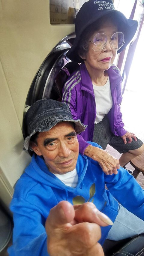 Taiwanese Old Couple Pose With Forgotten Clothes In Their Laundry, Become Viral Fashion Infuencers