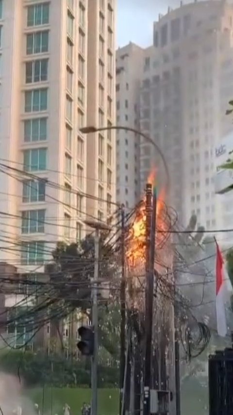 Bahaya Betul, Kabel Semrawut di Jalan Pakubowono Jaksel Terbakar