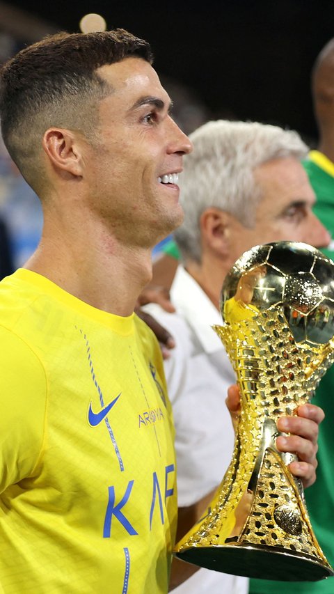FOTO: Semringah Cristiano Ronaldo Antar Al Nassr Raih Juara, Trofi Emas Liga Champions Arab 2023 Berhasil Dia Pegang