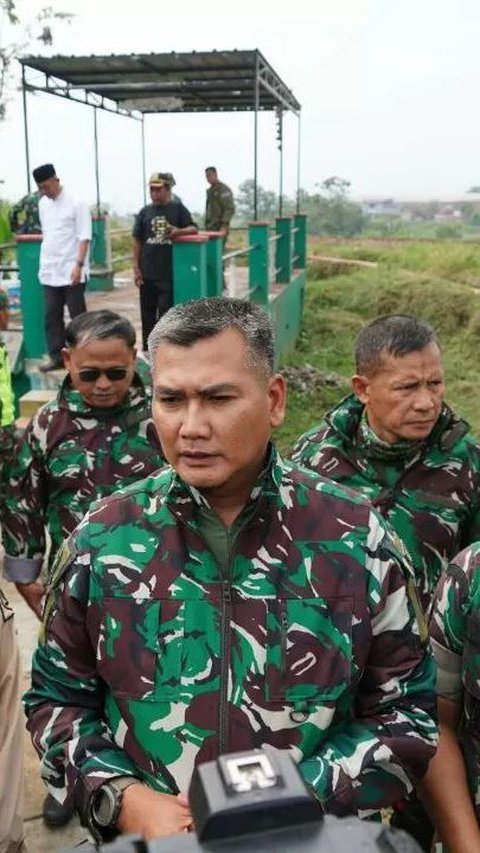 Santai Berkaos Oblong, Bintang 2 TNI Datangi Para Pemulung Bikin Terenyuh 'Pelukan Sayang Sang Jenderal