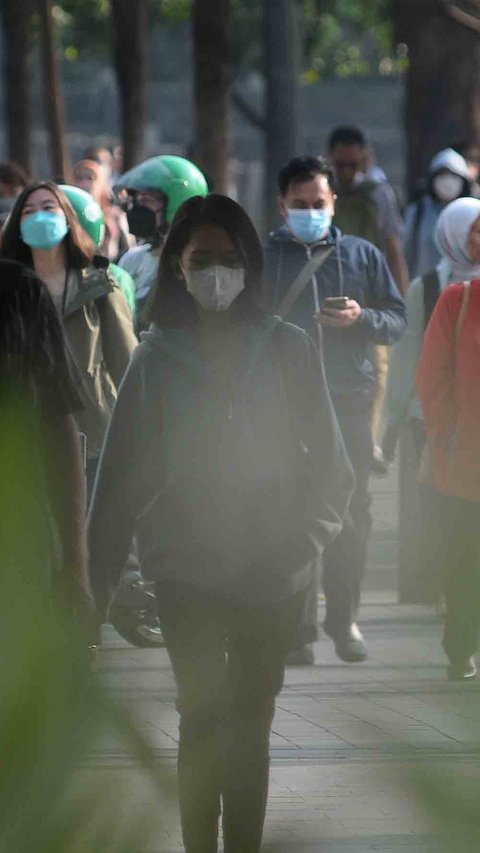 FOTO: Udara DKI Jakarta Semakin Buruk, Warga Diimbau Pakai Masker saat Beraktivitas di Luar Ruangan