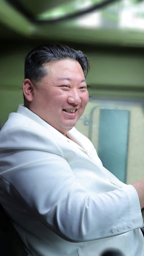 FOTO: Sidak Pabrik Amunisi Korea Utara, Senyuman Puas Kim Jong-un Bertebaran saat Menjajal Kendaraan Tempur