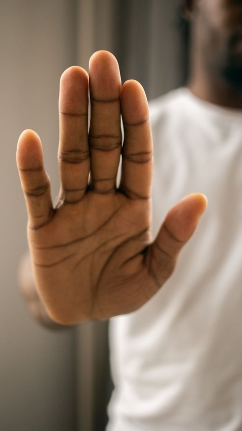 8 Health Conditions that Can be Associated with the Size of a Man's Hands According to Research