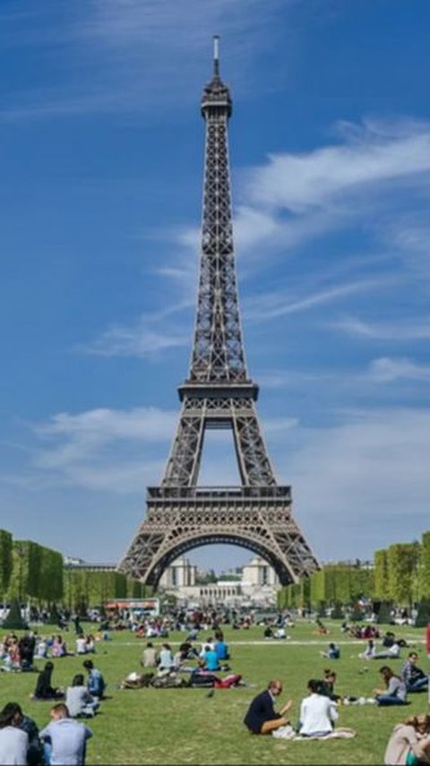 Eiffel Tower Visitors Evacuated and Bomb Squad Deployed