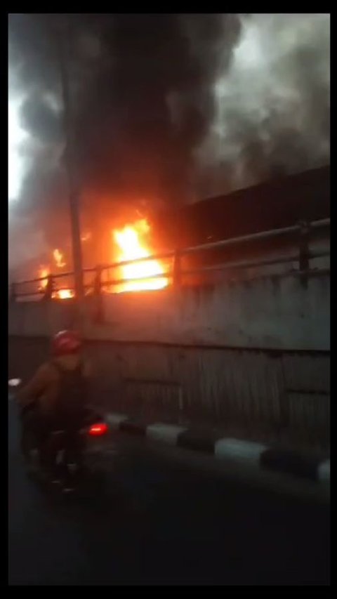 Halte TransJakarta Tendean Terbakar