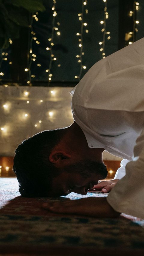 Bacaan Doa Sholat Tahajud Beserta Niat & Tata Caranya, Pahami Agar Tidak Salah