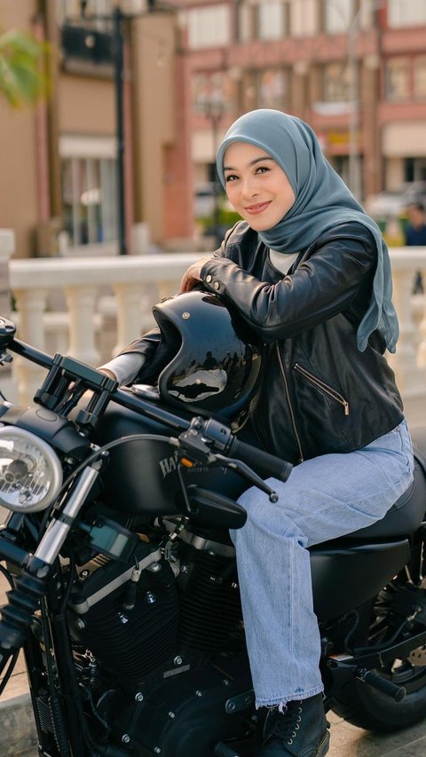 Hobi Motoran, Lihat Potret Gaya Dian Ayu Jadi Lady Biker Hijab