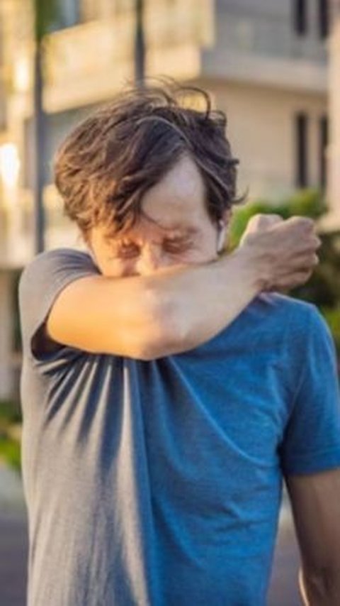 Man's Throat Cracks After Holding a Sneeze to Be Polite