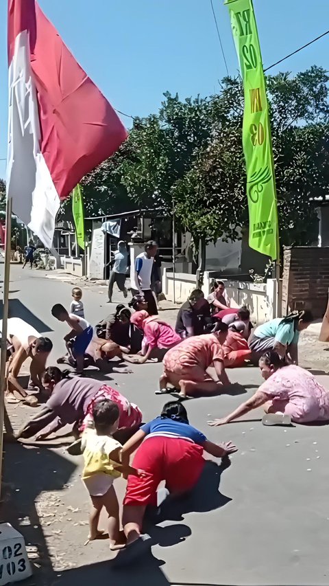 Commotion as Residents Fight Over Money, Mothers Crawling on the Street