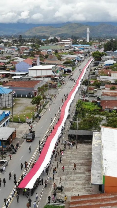 Meriahkan Hari Kemerdekaan, Bendera Merah Putih Sepanjang 2.023 Meter Dibentangkan di Papua