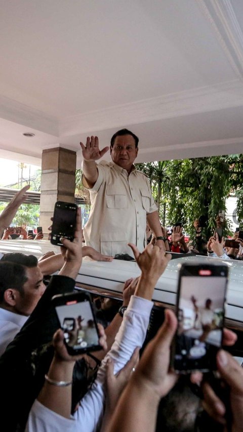 FOTO: Usai Resmikan Rumah Pemenangan di Menteng, Prabowo Subianto Berdiri di Atas Mobil dan Menyapa Antusiasme Para Relawan