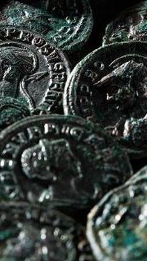 Seorang Petani Temukan 4.000 Keping Koin Romawi Kuno di Kebun Cerinya, Kondisinya Masih Utuh