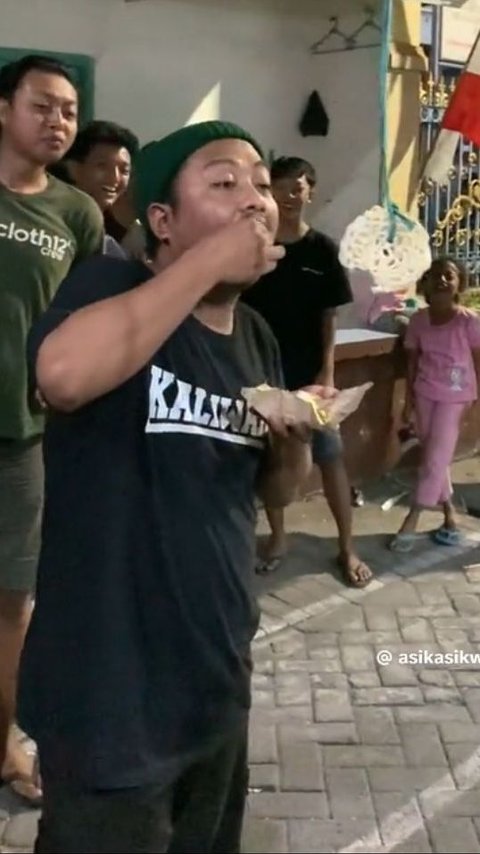 Viral Pria Bawa Nasi Bungkus saat Lomba Makan Kerupuk, Bikin Ngakak