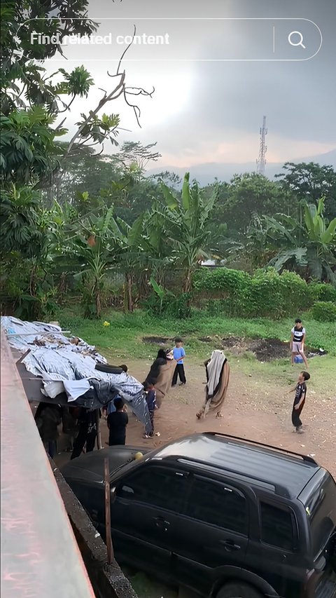 Penghuni Kos Bagikan Keseruan Anak-Anak Main Kesenian Reak, Jadi Normal Day di Bandung Timur