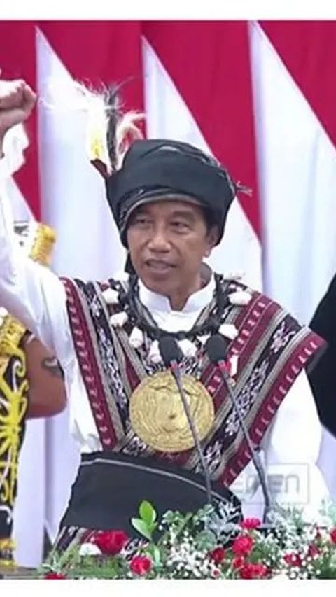 VIDEO: Momen Sigap Jokowi, Jongkok Bantu Ambil Pin Tim Paskibra